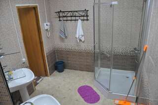 Хостелы Hostel 24 Алматы Кровать в общем двухместном номере для мужчин и женщин-7